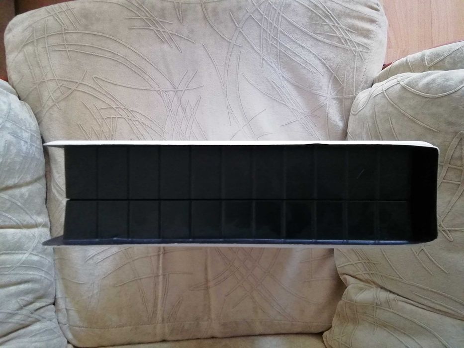 Кутия-класьор за оптични дискове