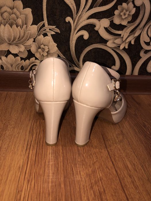 Туфли на каблуке