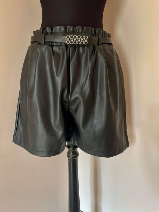 Къси кожени панталонки с колан