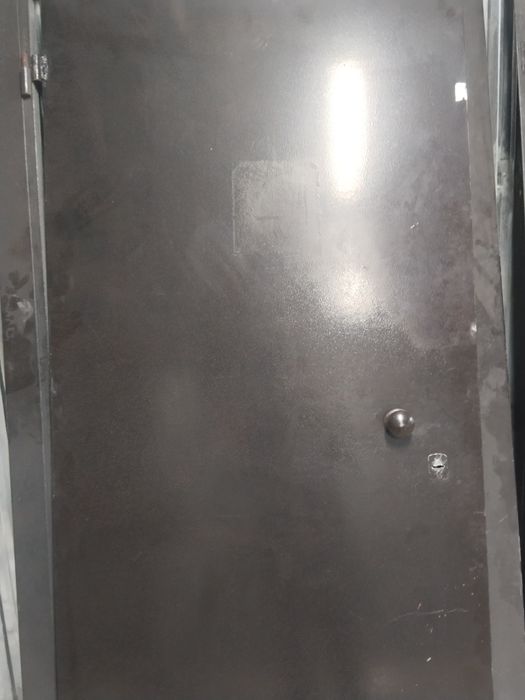 Продам дверь б/у металлическая