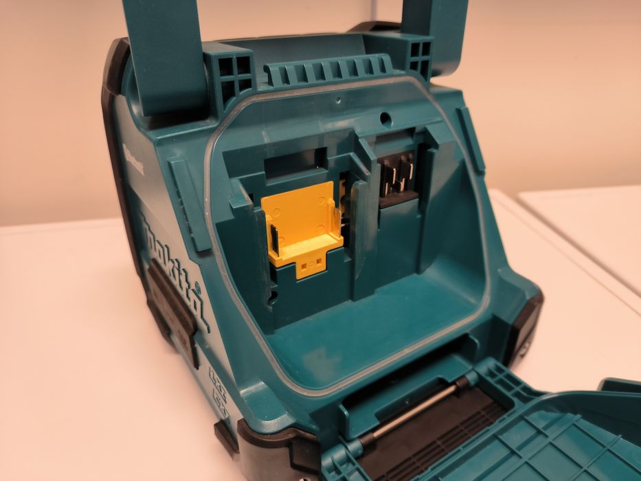 Makita блутут тонколона DMR200 и батерии