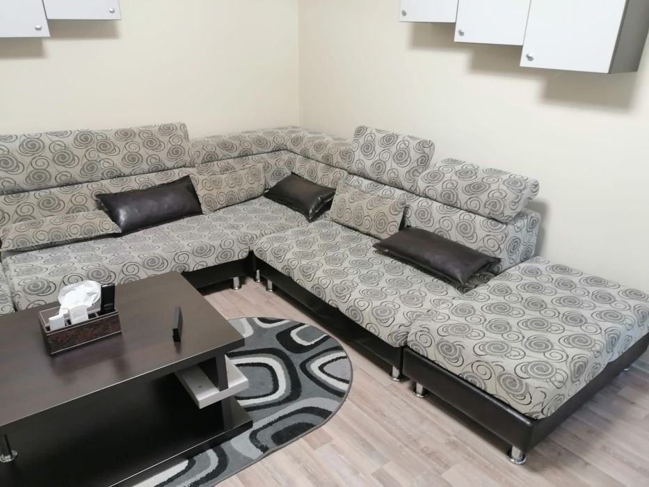 Canapea și masa pentru living
