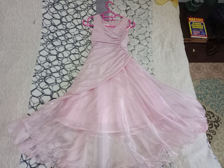 Платья нарядные(3 шт) на 5,6,7 лет,смотрите все фото.