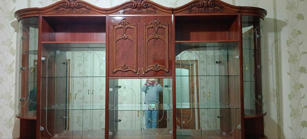 Стенка для гостиной в хорошем состоянии.