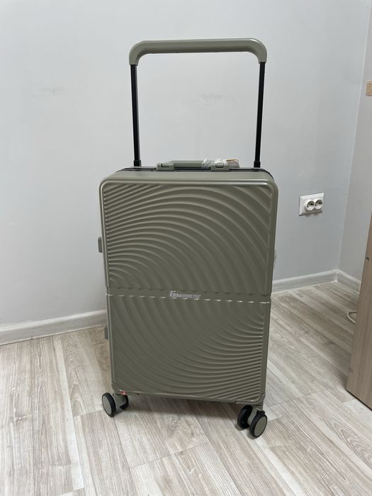 Чемоданы с широкой ручкой.