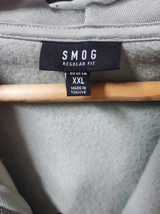 Vând bluză/hanorac cu fermoar de la SMOG imprimeu Y2K Cranii și Aripi” XXL, nou fără etichetă.