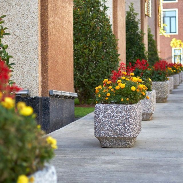 CONCRETE BEST  компания производит бетонные вазоны , Фантан