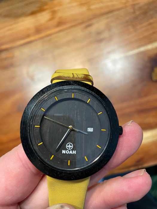 Ceas NOAH din lemn, curea galbenă, cu dată, cutie originala