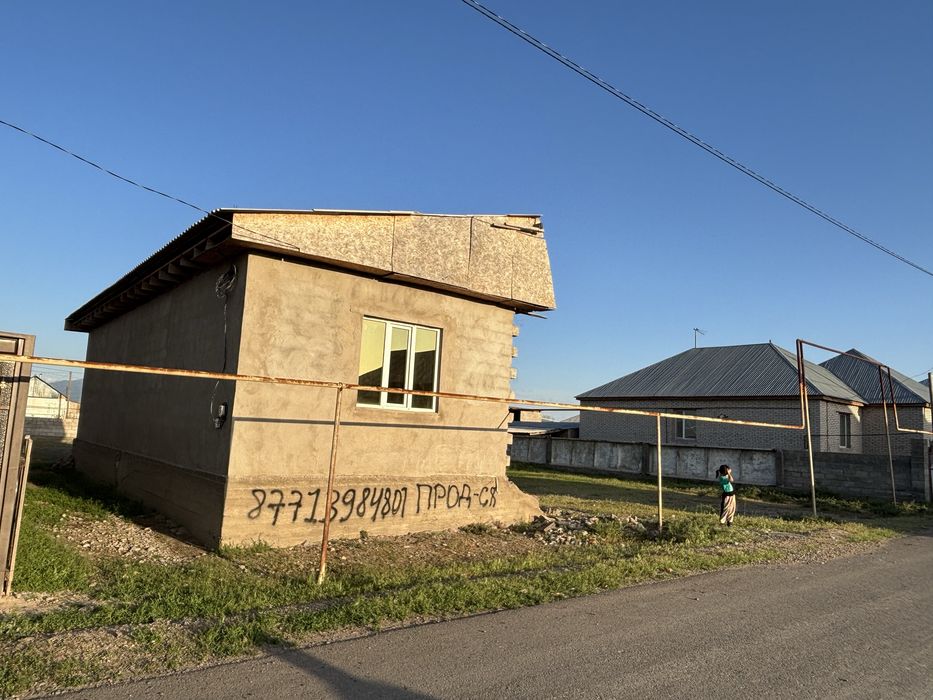 Үй сатылады 9 соттық жерімен