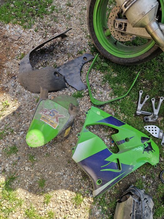 Vand Piese Kawasaki Ninja ZX9R 2000 Cascioarele • OLX.ro