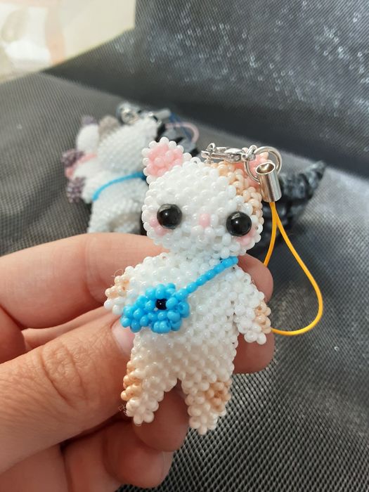 Котята и пчёлка из бисера