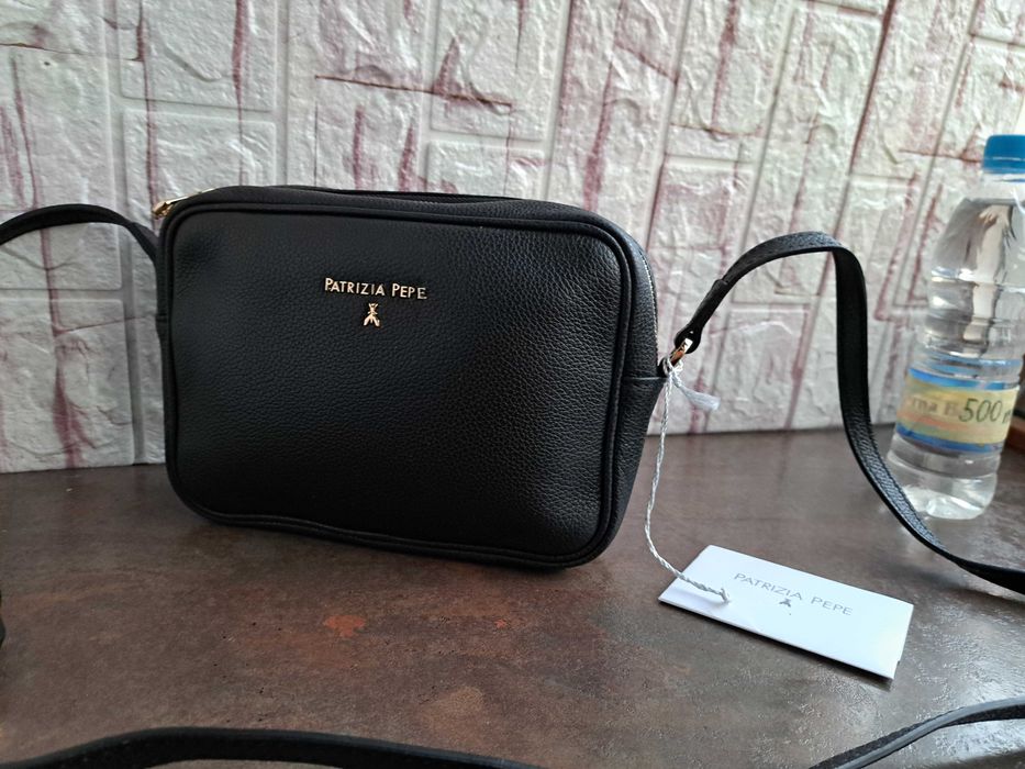 дамска черна чанта,Patrizia Pepe,малка чантичка-естествена кожа
