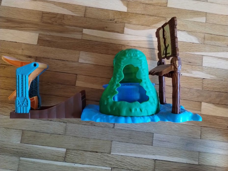 Hot wheels писти , автомивка , камион паркинг.