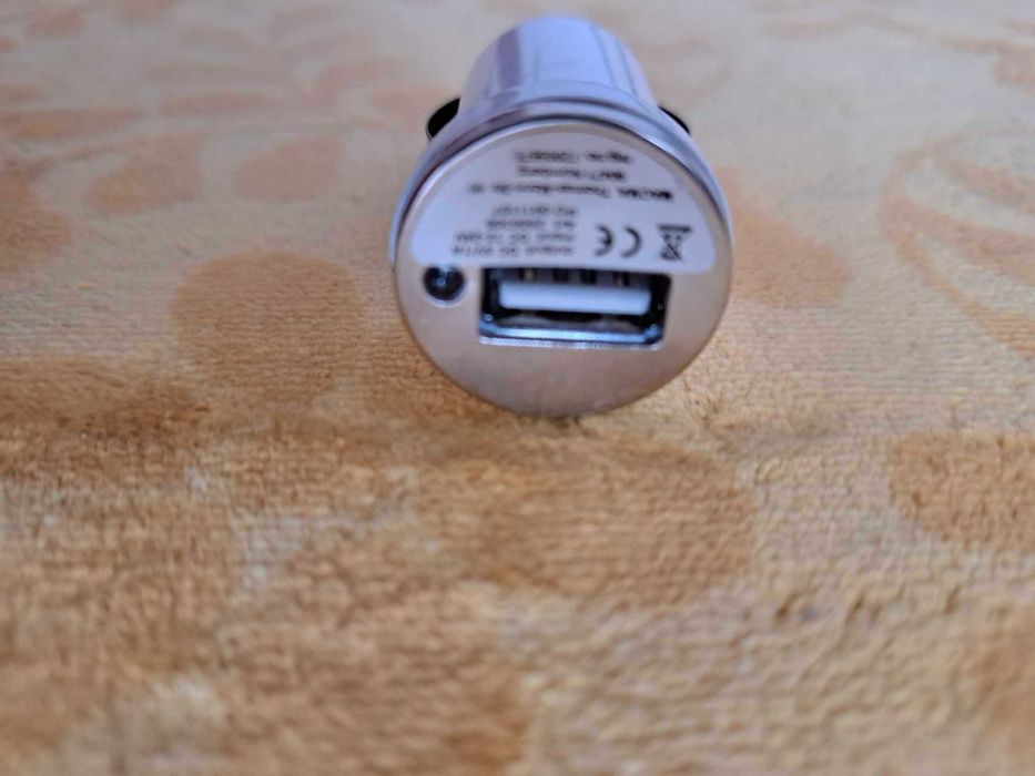 Универсално зарядно за кола