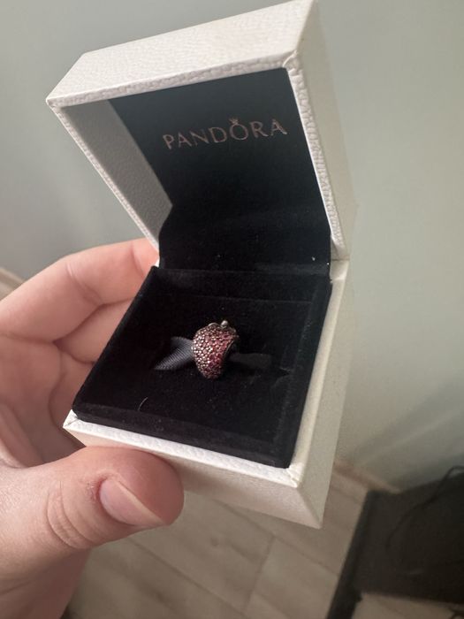 Шарм от Пандоры клубника