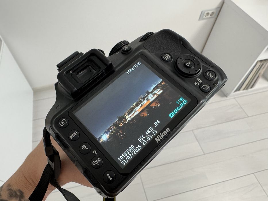 Nikon D3300 + Nikon AF-S 18-140mm VR + Geanta + Card SDHC 32GB