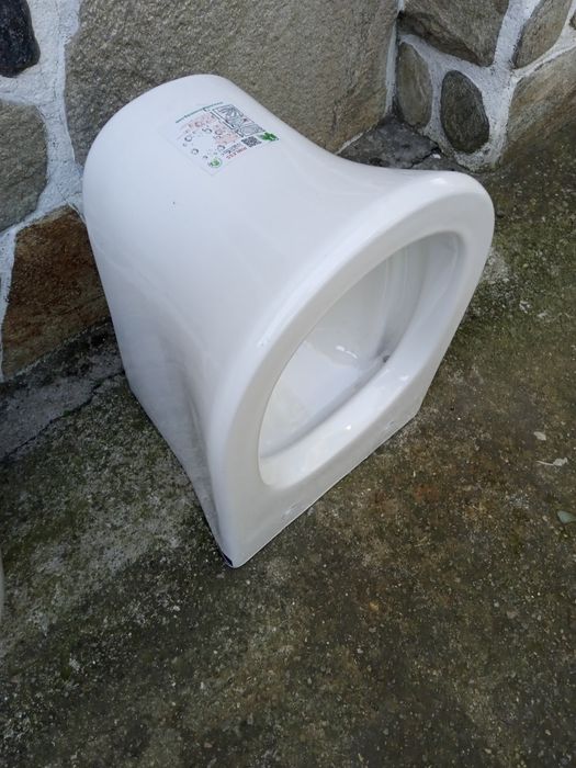 Мивки .Тоалетна чиния и казанчета..