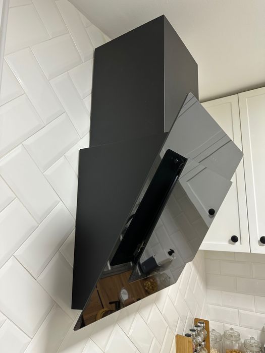 Вытяжка Midea черного цвета