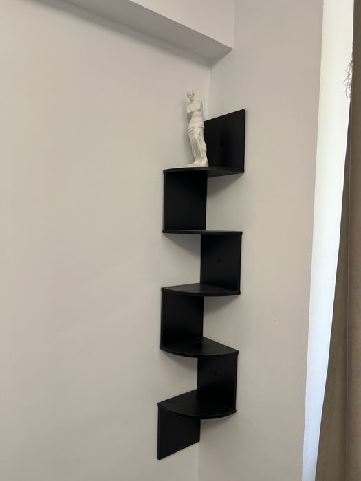 Etajera interior intr-o stare foarte buna