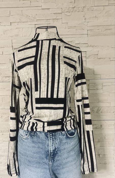 Maletă bej cu negru, foarte frumoasa.