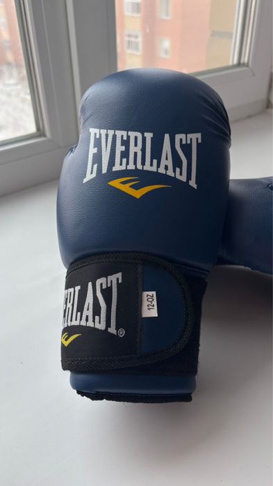 Продам стол и шкаф