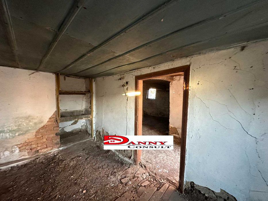 Стара къща с двор и кладенец в с. Горски Сеновец