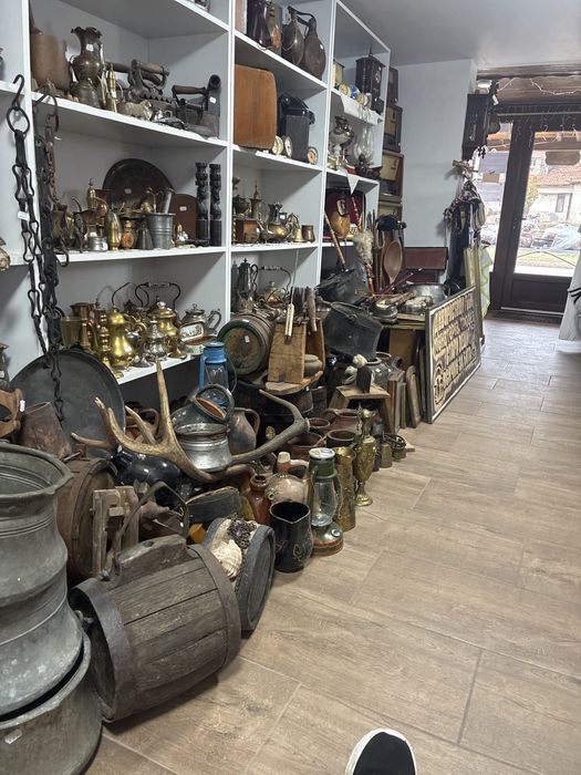 Колела от стара каруца паралия маса делви