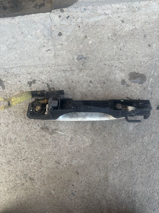 задний правый дверный ручка