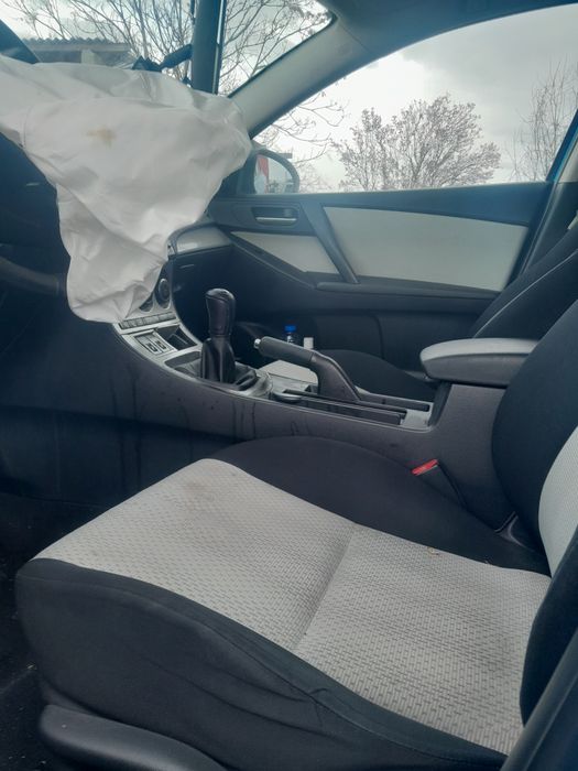 Продавам мазда 3 на части