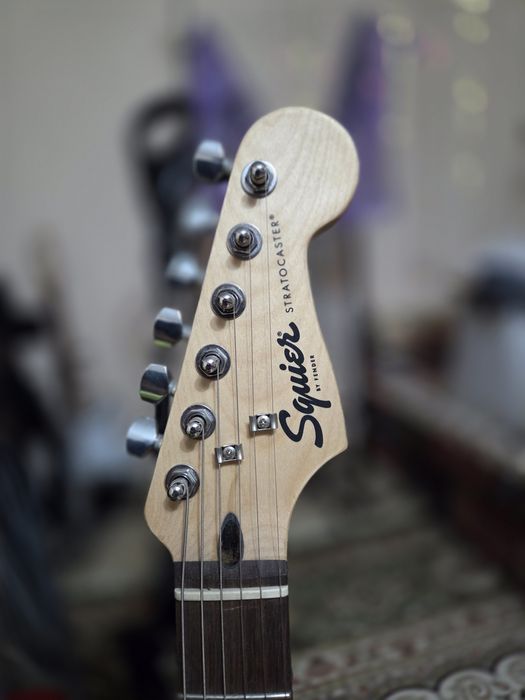 Продаю электрогитары с подставками для гитары!