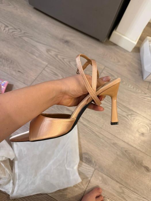 Sandale nude cu toc - mărime 38