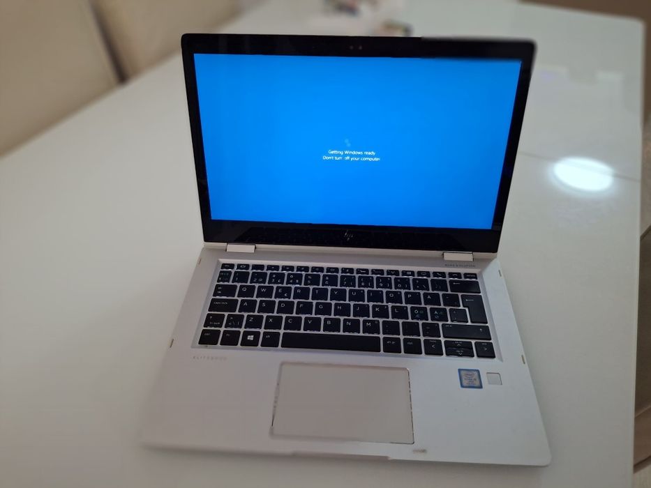 Vand laptop tableta  și o tableta ipad