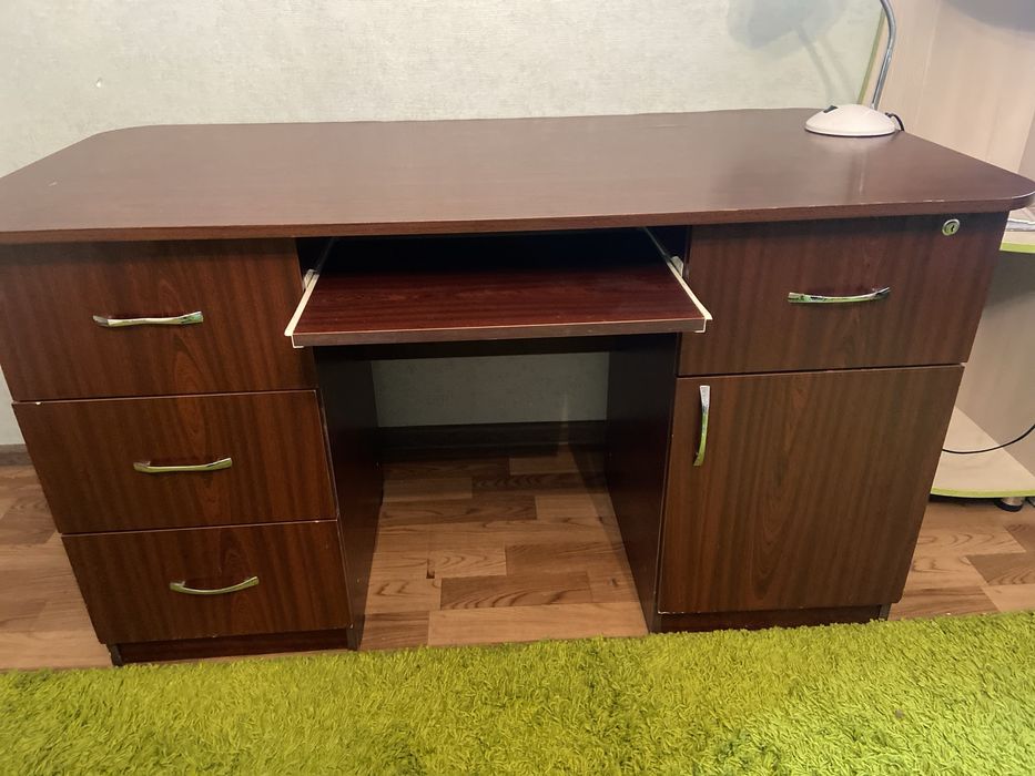 Письменный стол для дома и офиса.