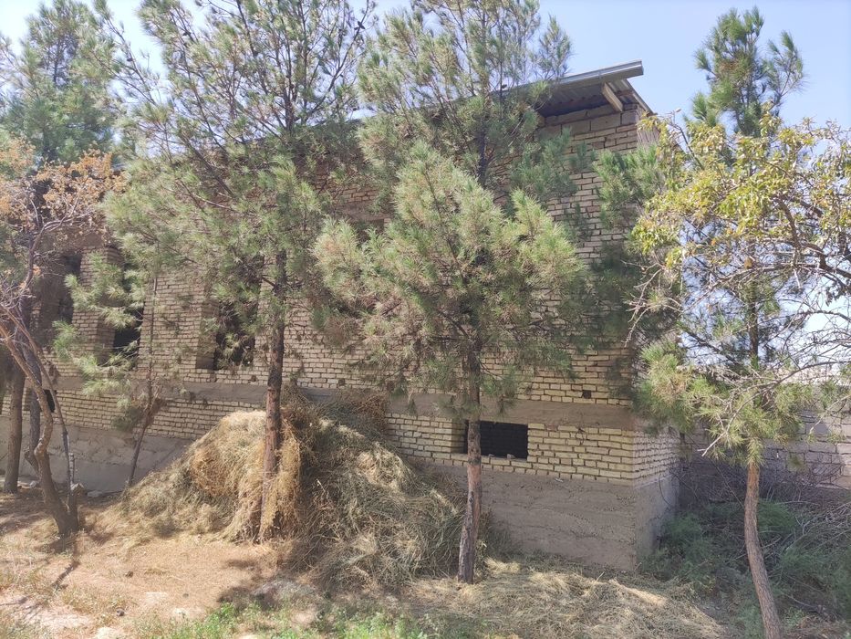 Атрофи уралган ер участка сотилади