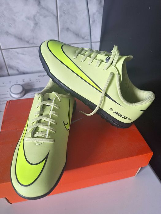 Adidasi fotbal sintetic