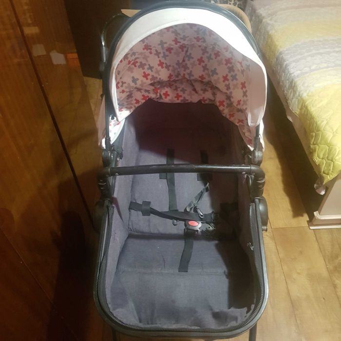 Продава се комбинирана детска  количка Лорели