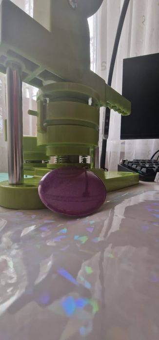 Продам классный фиолетовый значок