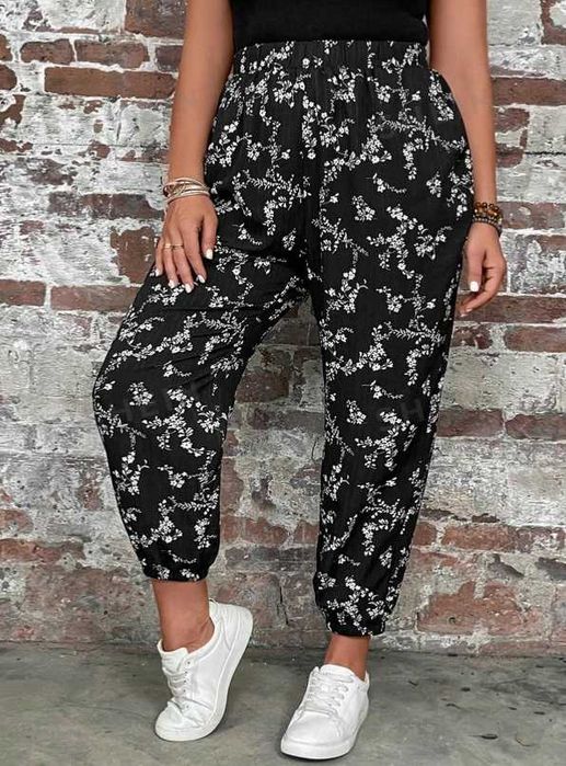 Черни панталони на бели цветя с джобове