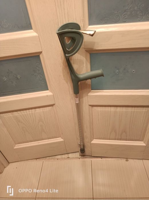 Продам локтевой костыль.