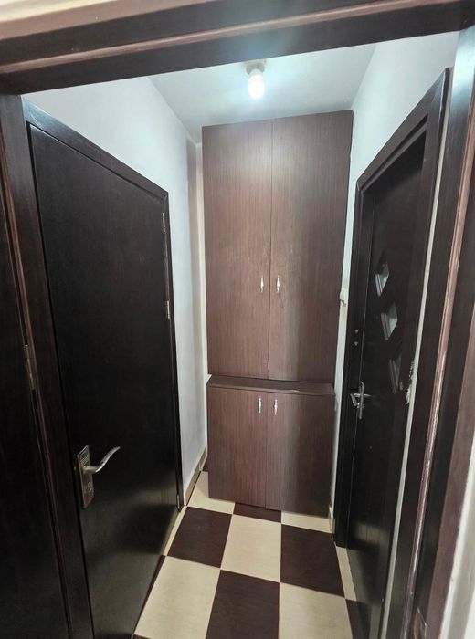 Apartament 2 camere semidecomandat vis a vis La Rocca Brazda/Titulescu etaj 3 centrala ,AC semimobilat