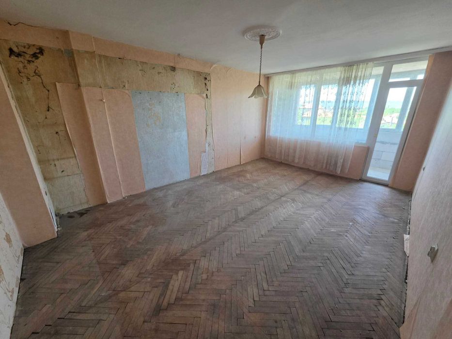 Двустаен тухлен апартамент, Пазара