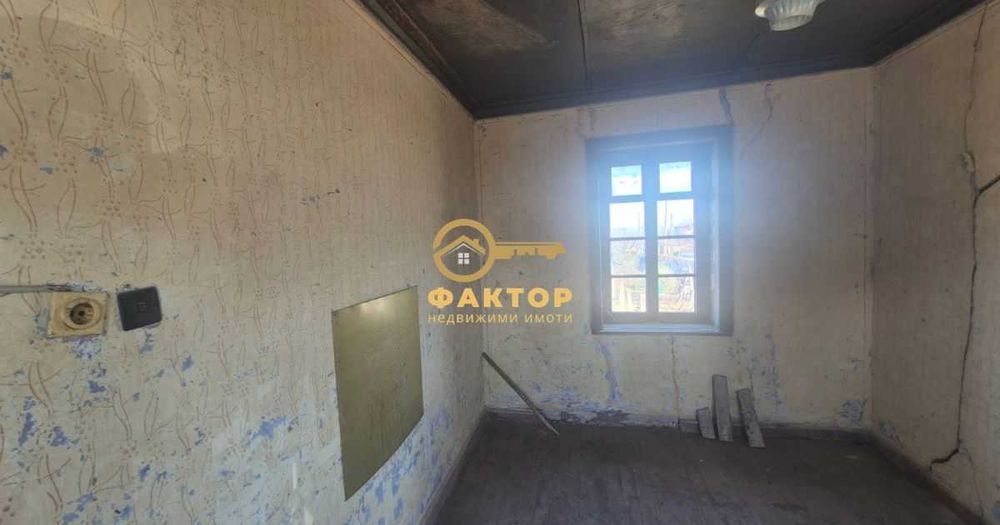 Двуетажна къща в с. Чешнегирово