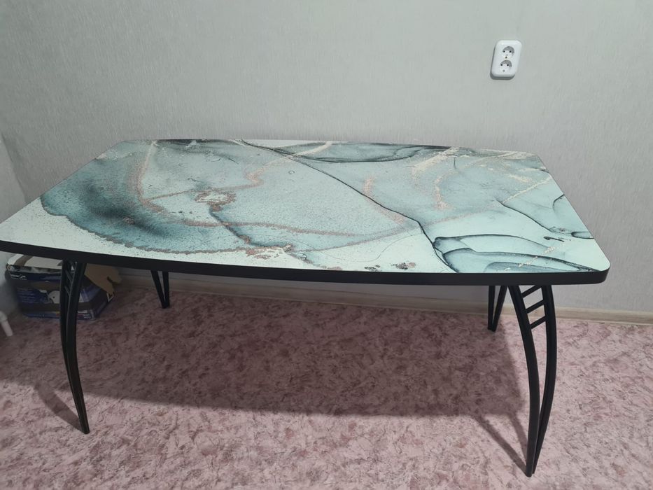 Обеденный стол и 6 стульев