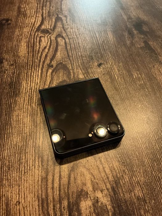 Vand Samsung Galaxy Z Flip 7 - negru - 256 GB , garantie
