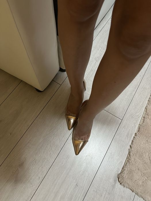 Златисти обувки с прозрачно