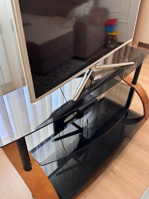 Телевизор с подставкой