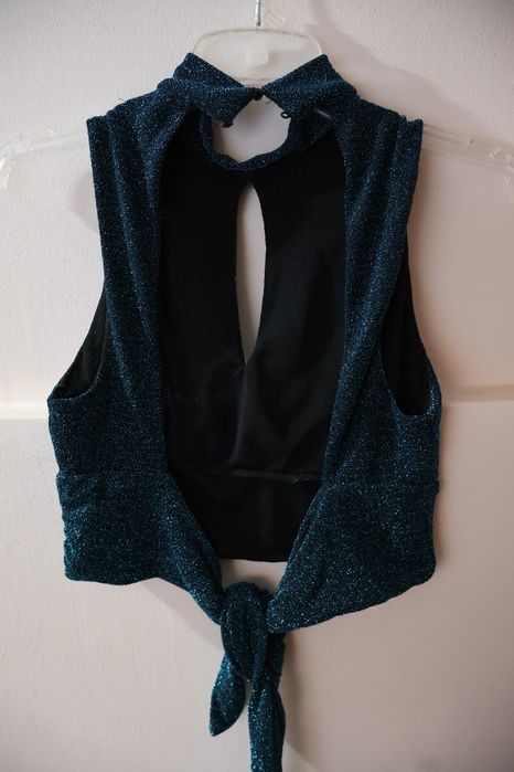 Top elegant verde cu sclipici și decupaj