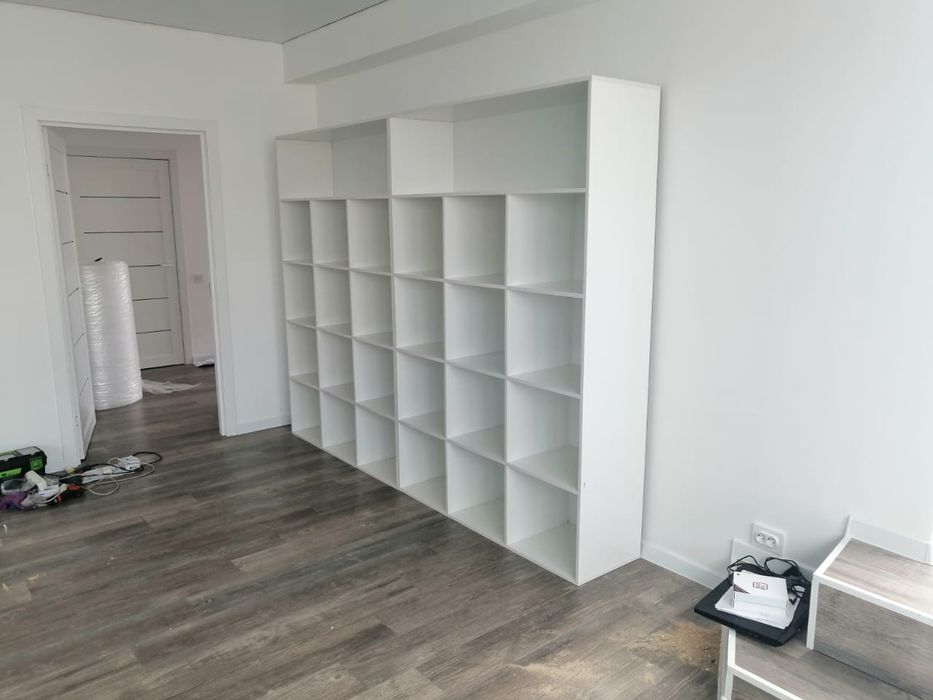 Стеллажи,полки,ветрины