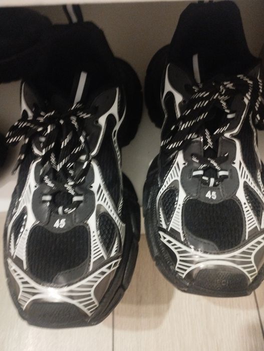 Кроссовки черно-белые