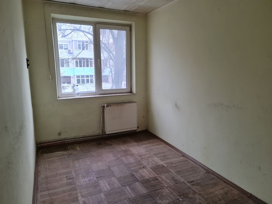 Apartament 3 camere semidecomandat